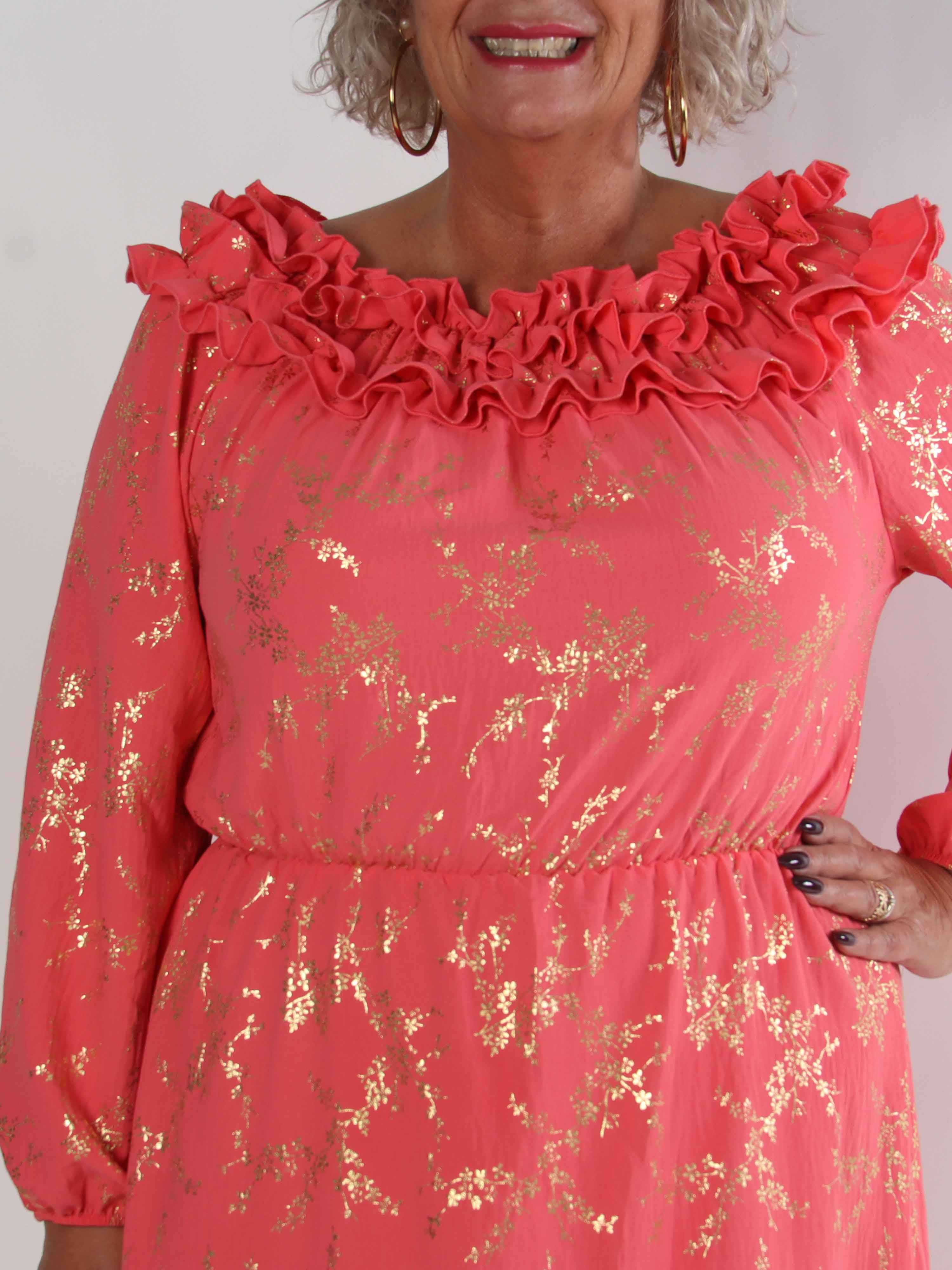 Chili Gold Fitted Dress - Plus size kjole i guld print med flæsekant og elastik i taljen